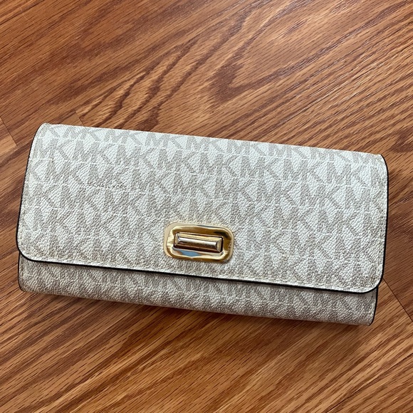 MK snap Wallet - Picture 2 of 15